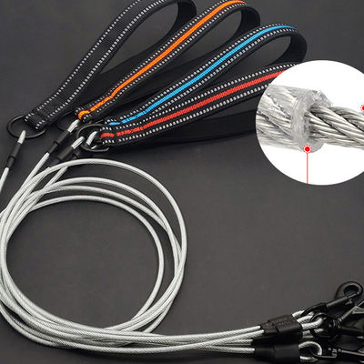 Comodidad suave acolchada 4FT Leash de mascota de metal Anti masticación Leash fuerte Anti mordedura